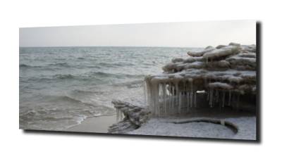 obraz na szkle Sople lodu na plaży zimą 